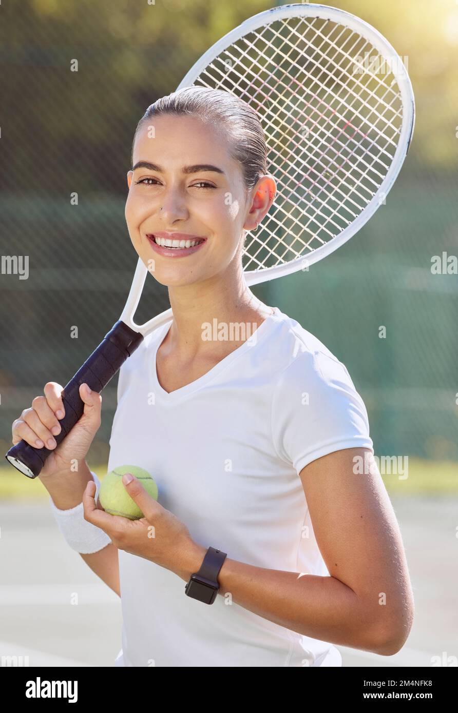 Tennis game, ritratto sportivo e allenamento femminile per eventi professionali, felice sul campo d'estate e sorriso per motivazione in competizione. Atleta Foto Stock