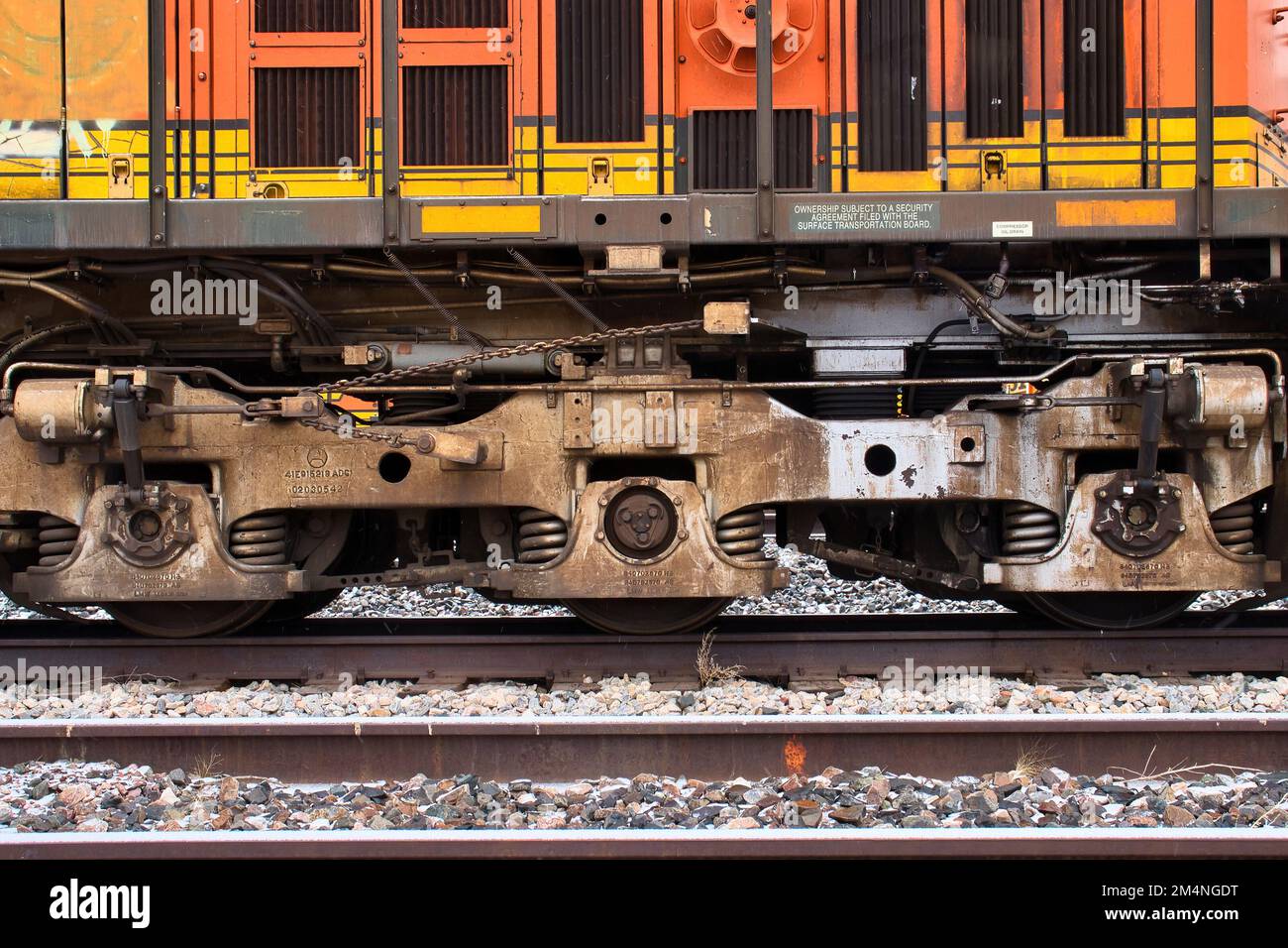 Gillette, Wyoming - 23 gennaio 2021: Fondo di un treno su binari ferroviari in una giornata nevosa vicino a Gillette, Wyoming. Foto Stock