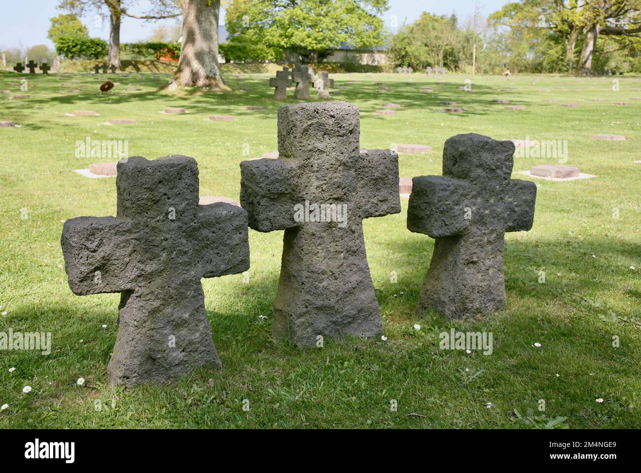 Una vista del cimitero di guerra militare tedesco a Marigny, Normandia, Francia, Europa durante la lunga estate calda del 2022 Foto Stock