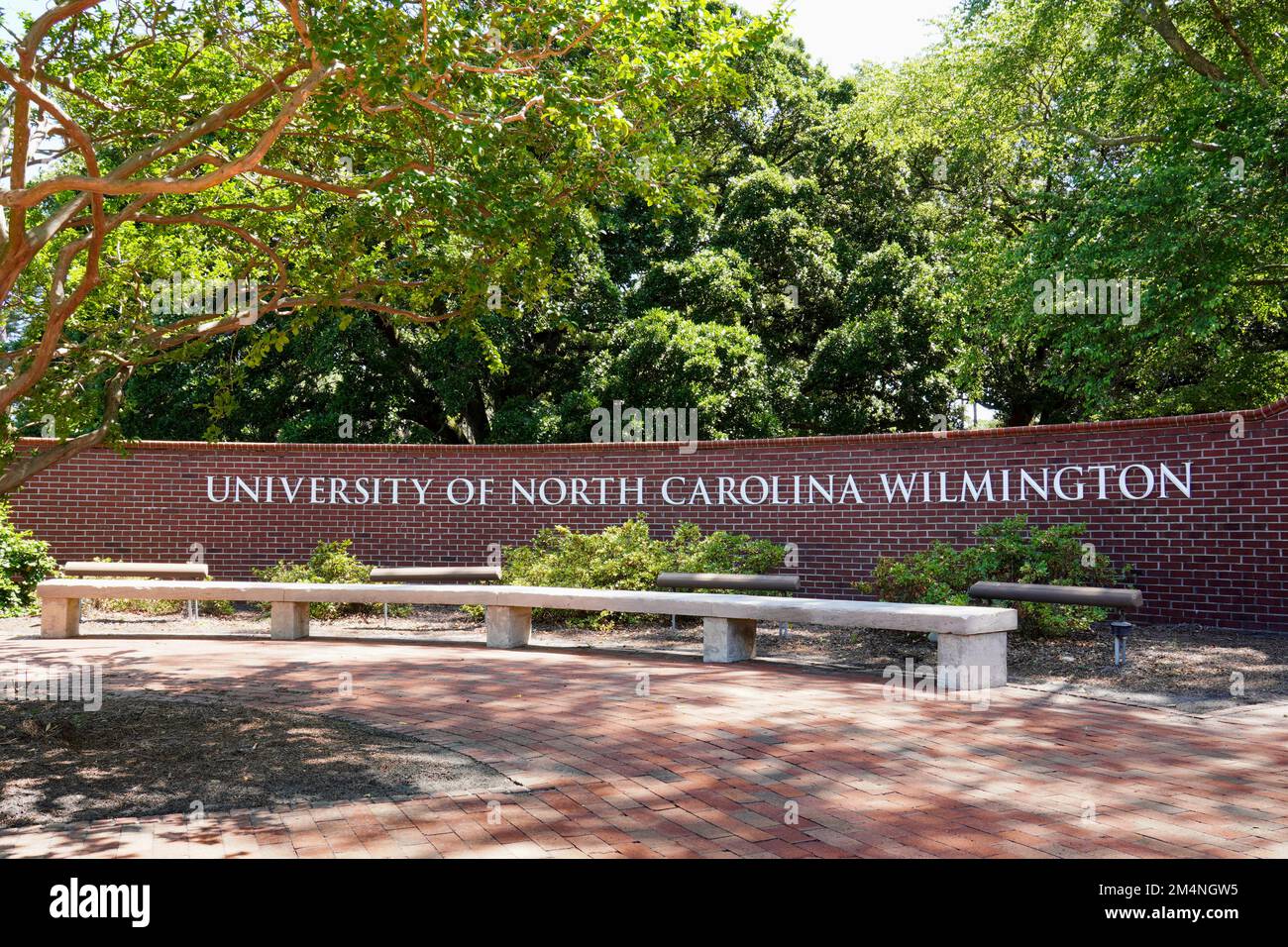 All'ingresso del campus, prendi l'indicazione per la University of North Carolina a Wilmington. Foto Stock