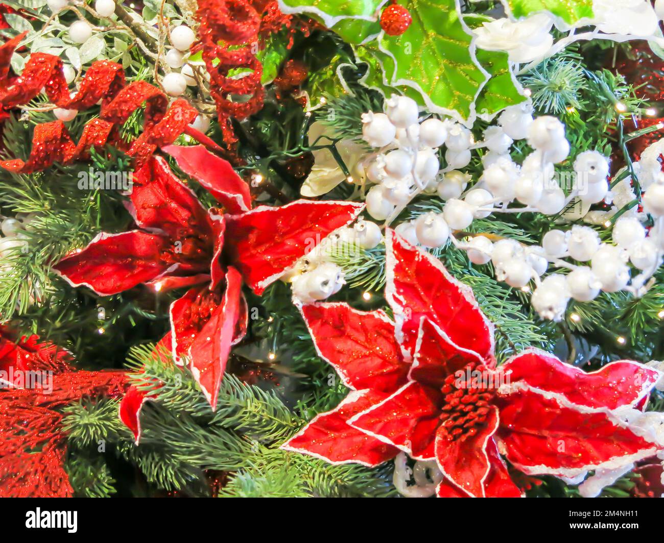 Primo piano estremo delle decorazioni dell'albero di Natale Foto Stock