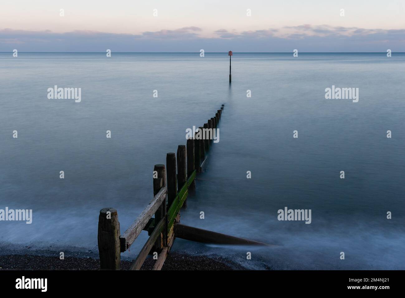Esposizione lunga sul Devon costiero con i rompighiaccio Foto Stock