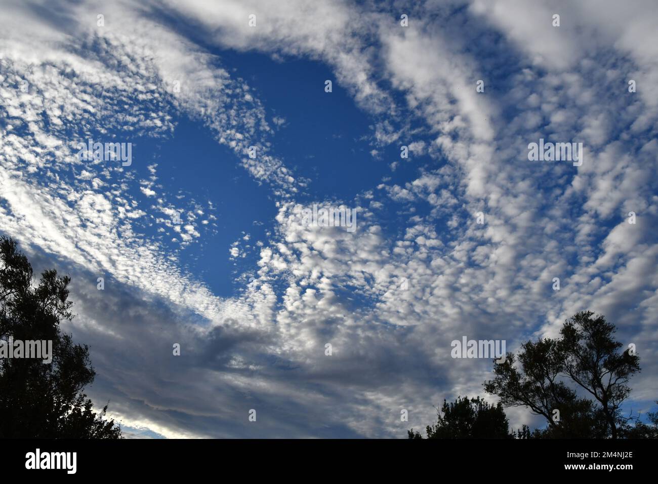 le nuvole giocano e formano schemi nel cielo Foto Stock