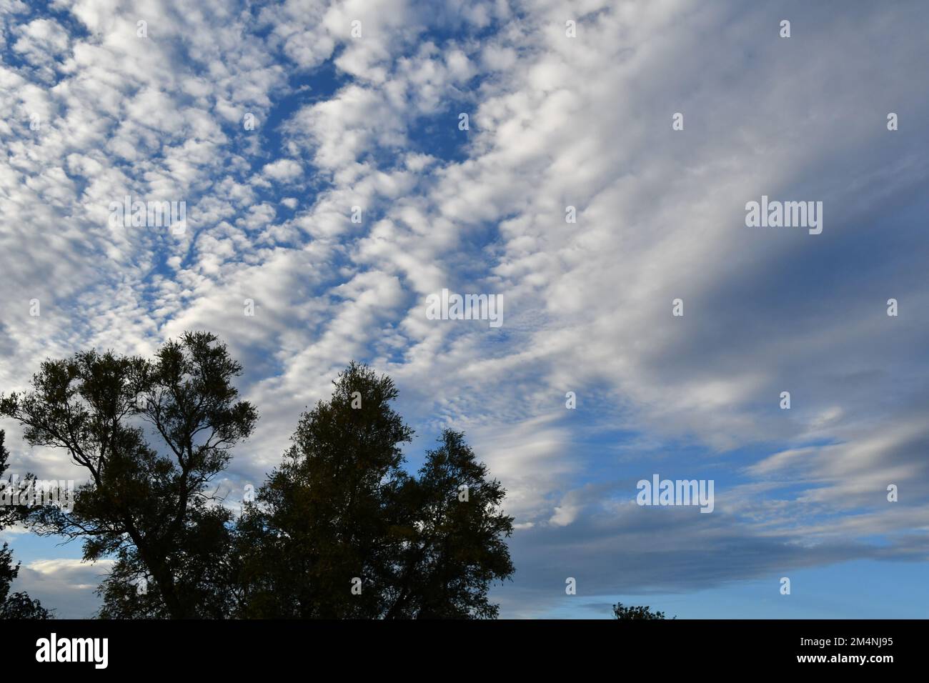 le nuvole giocano e formano schemi nel cielo Foto Stock