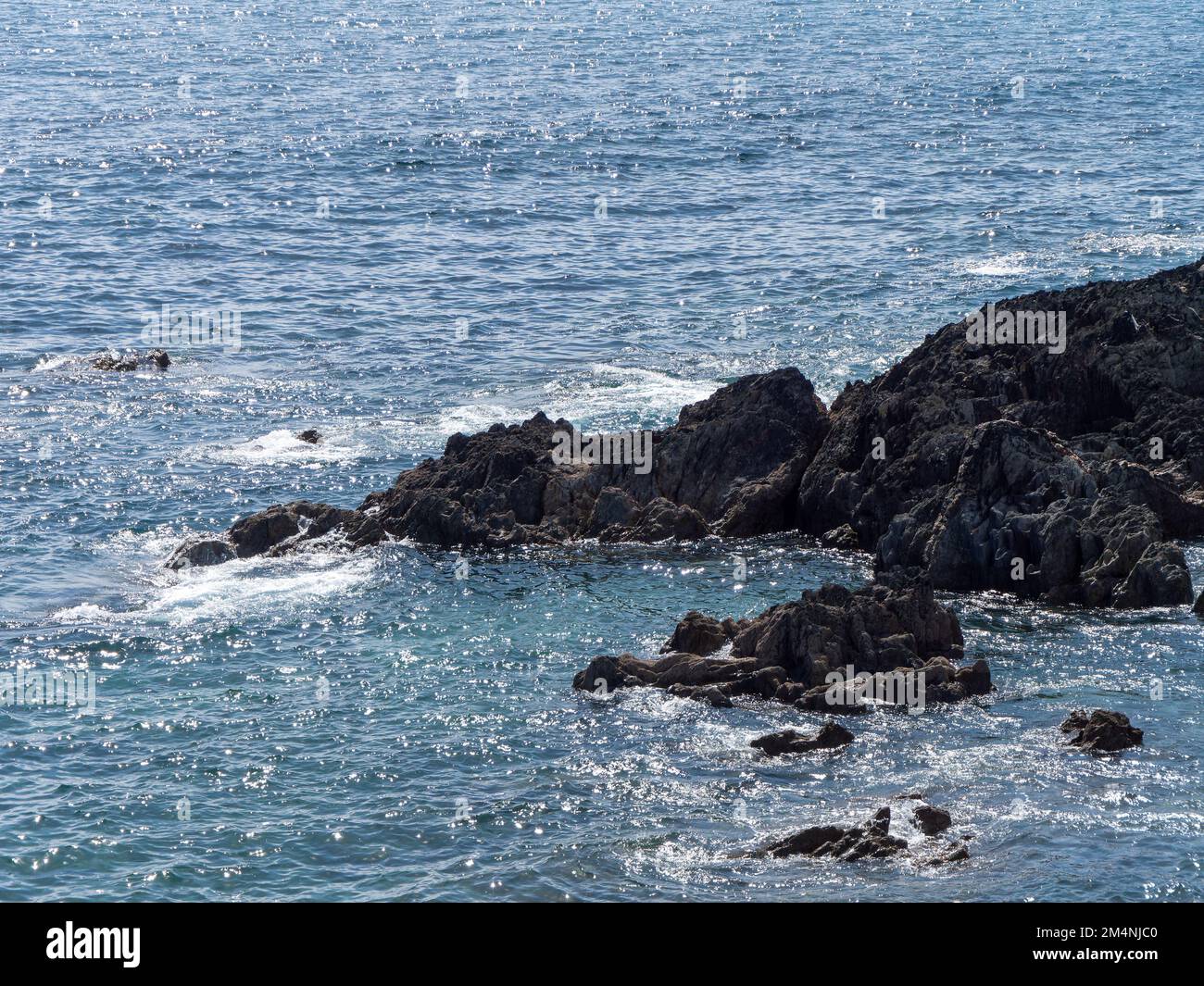 Rocce, acqua di mare, paesaggio marino, formazione rocciosa sul mare. Foto Stock