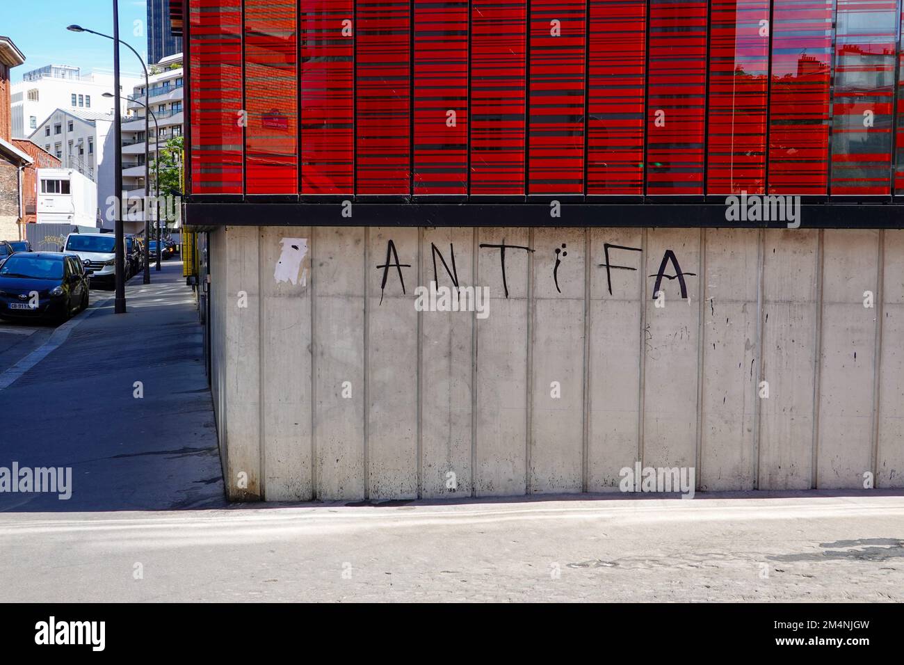 Le parole “antifa” stilisticamente scritte, graffiti, sul lato di un edificio di garage nel 15th ° Arrondissement, Parigi, Francia. Foto Stock