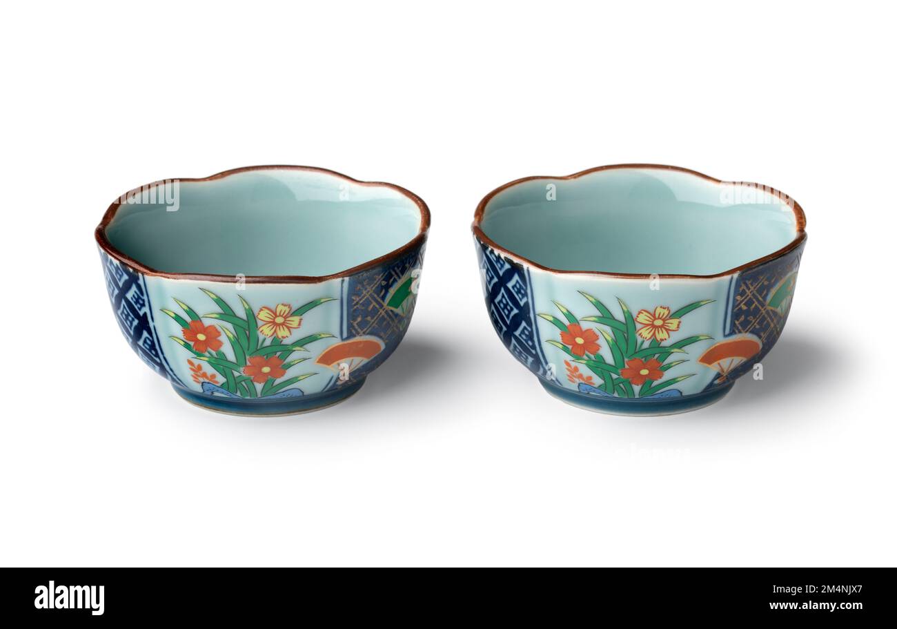 Coppia di ciotole in ceramica decorate in stile giapponese isolate su sfondo bianco Foto Stock