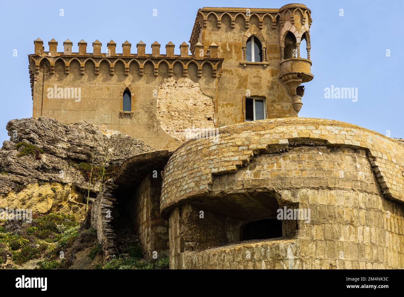 Vista sui Bunkers de Tarifa e sul Castillo de Santa Catalina. Tarifa, Andalusia, Spagna. Giornata primaverile soleggiata. Foto Stock
