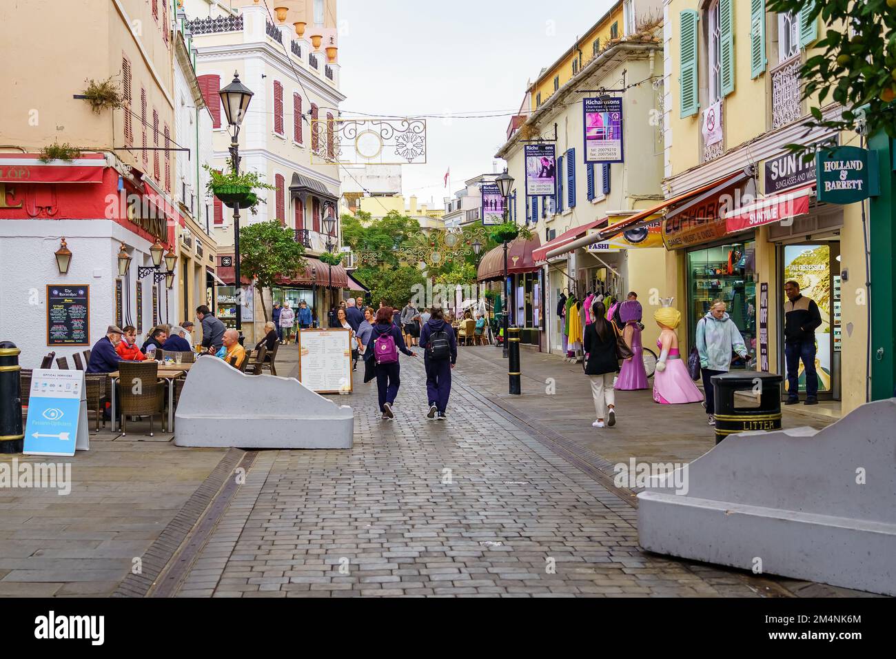 Main Street, Gibilterra, Regno Unito, 11 novembre 2022: Un tipico edificio del centro di Gibilterra. Vista dalla strada principale. Gibilterra. Territorio britannico d'oltremare Foto Stock