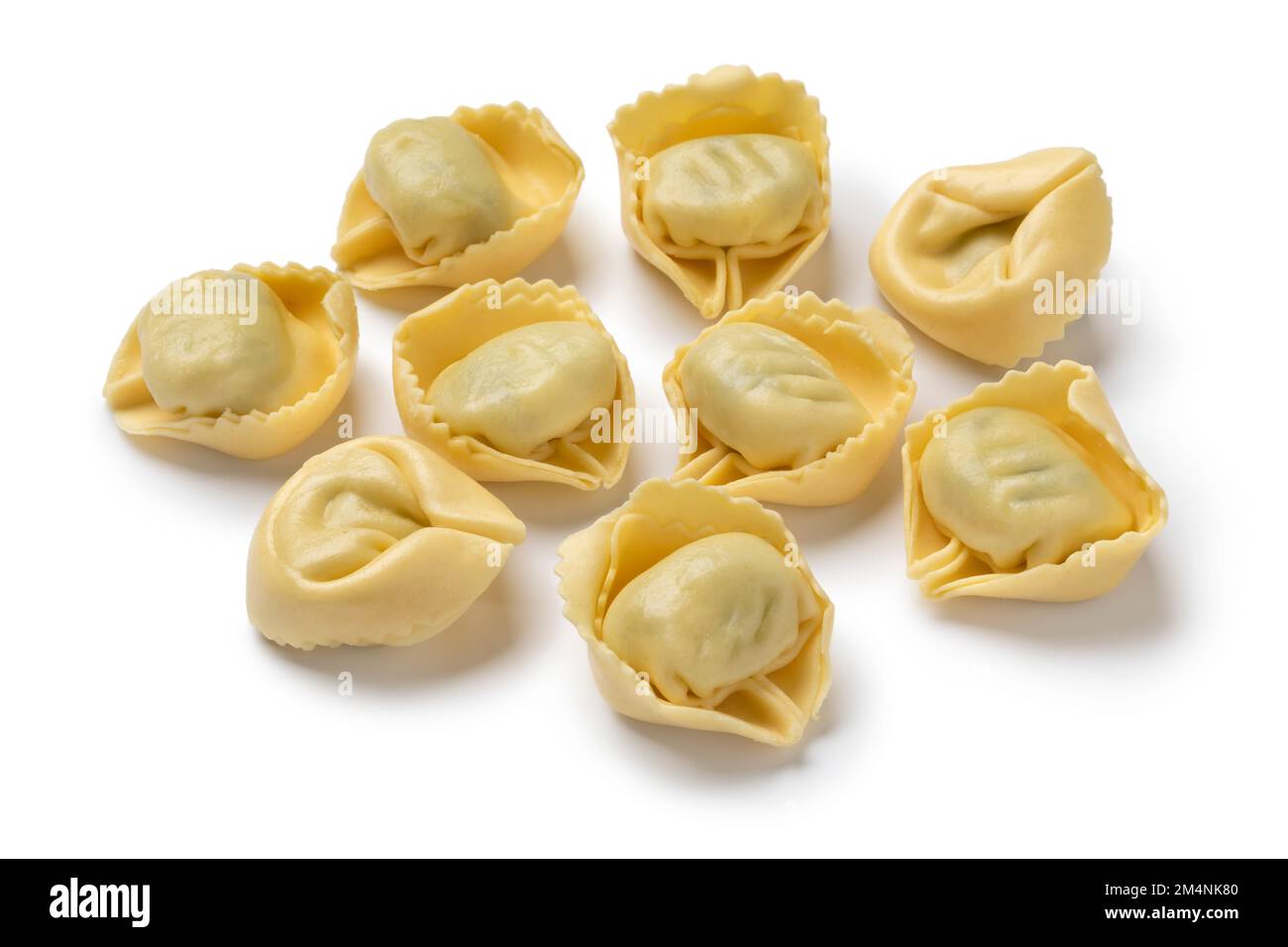 Mucchio di tortellini italiani tradizionali freschi ripieni di ricotta e spinaci primo piano isolati su fondo bianco Foto Stock