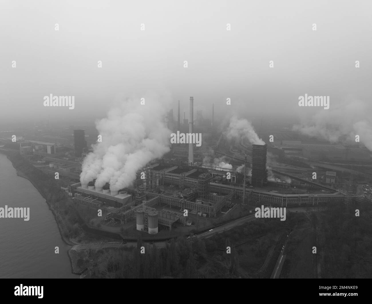 Zona della Ruhr, zona industriale pesante vicino a Dusseldorf. Miniere di carbone, altiforni, acciaierie, ingegneria industriale tedesca e produzione di acciaio. Antenna Foto Stock