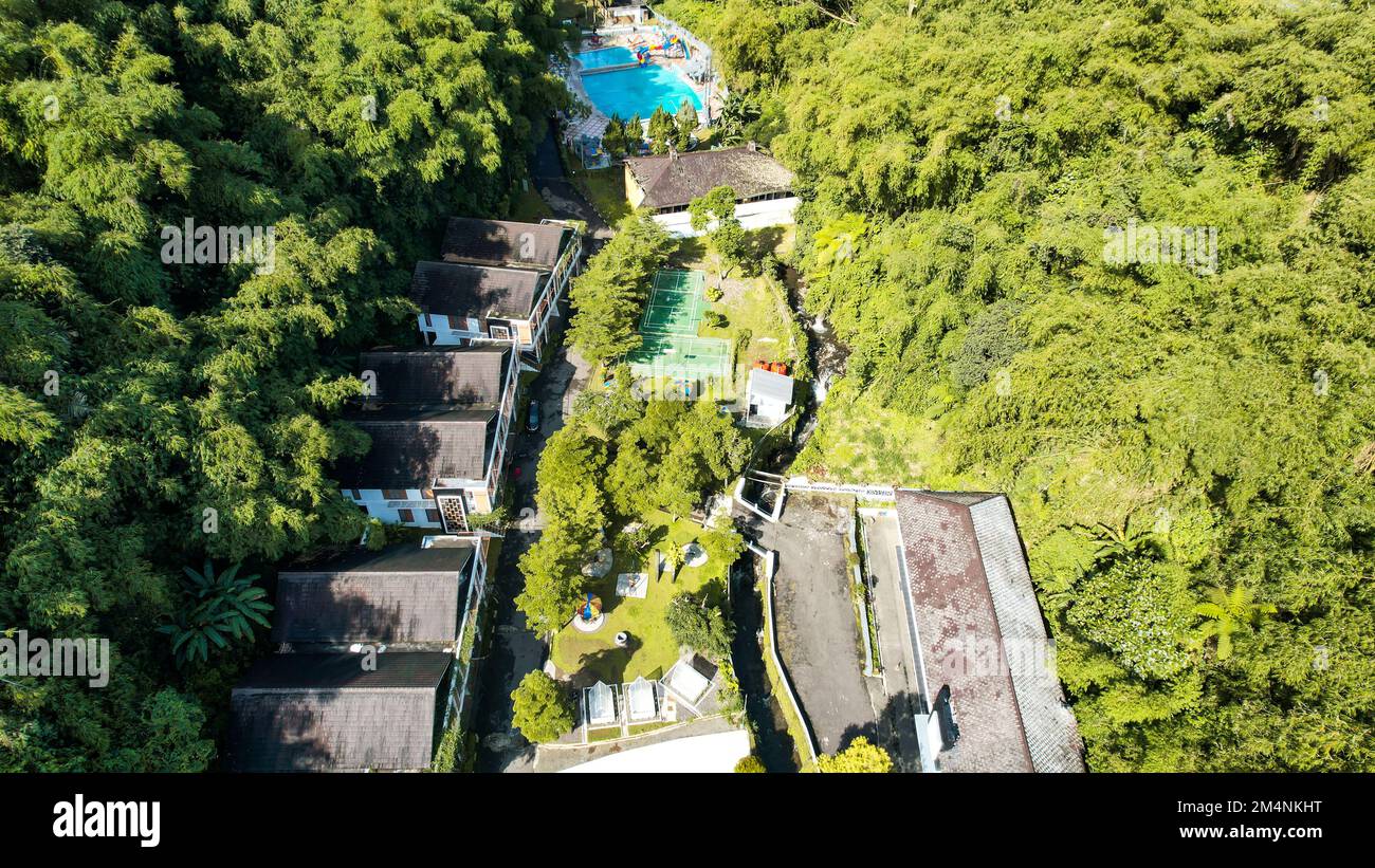 Veduta aerea del terreno con casa e piscina Vista aerea Top. Villa Puncak sul lago. Bogor, Indonesia, 22 dicembre 2022 Foto Stock