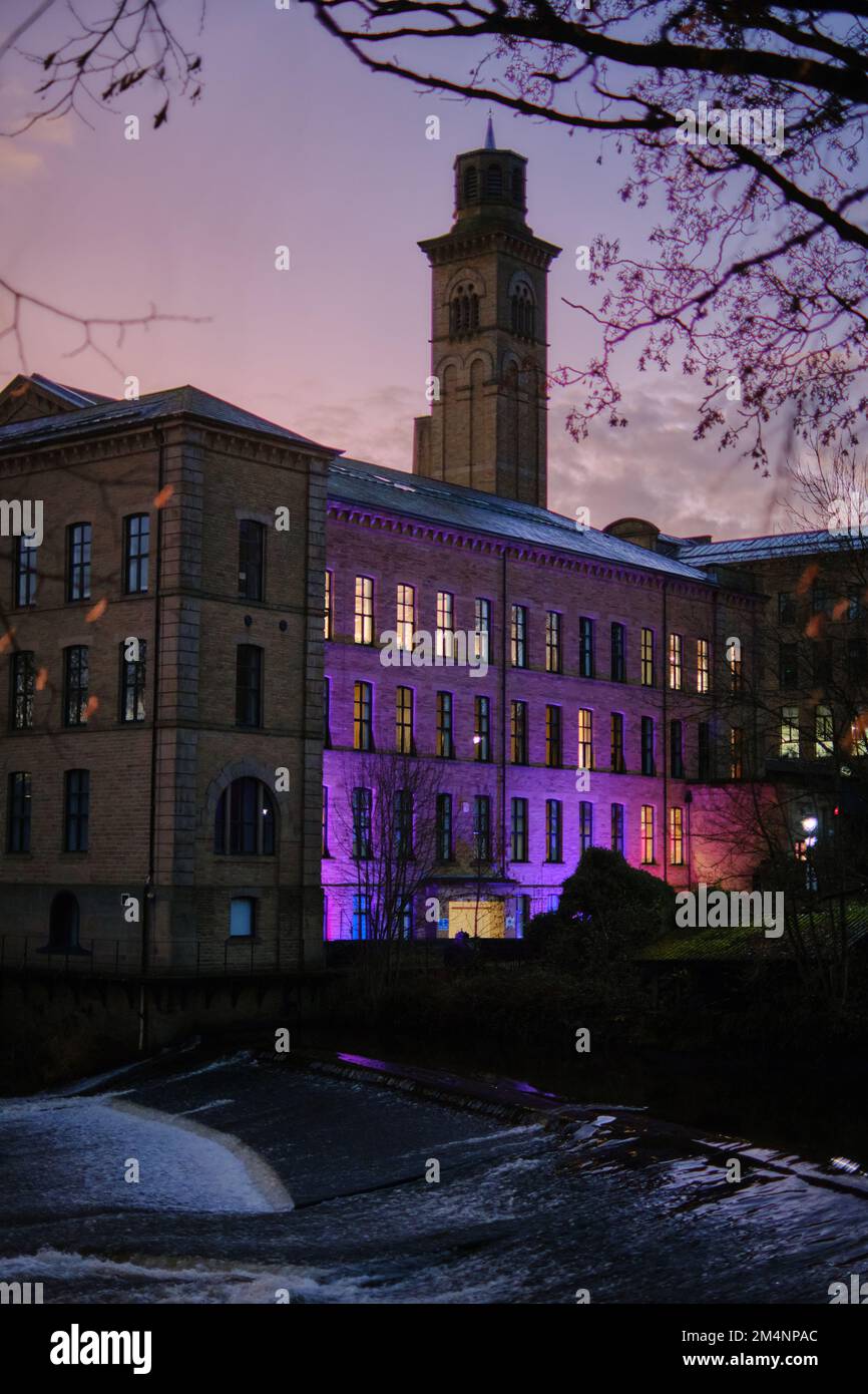 Costruzione di nuovi mulini, parte di Salts Mills a Saltaire, Shipley vicino a Bradford, West Yorkshire all'alba. Parte dell'iconico villaggio di Saltaire Foto Stock