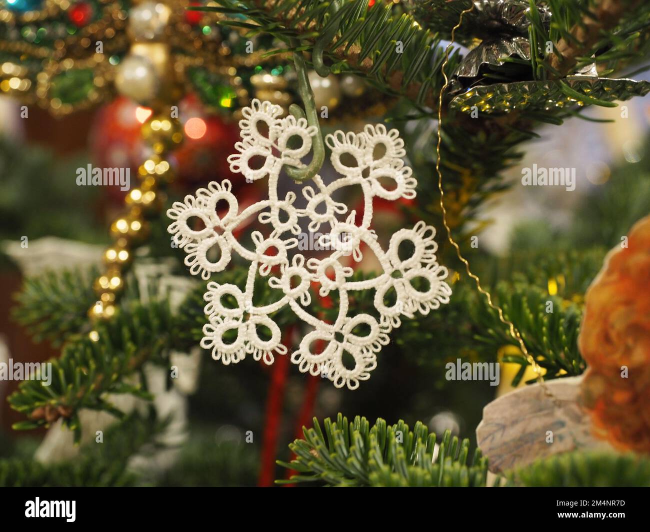 Decorazioni d'epoca con albero di Natale - decorazioni in pizzo fatte a mano Foto Stock