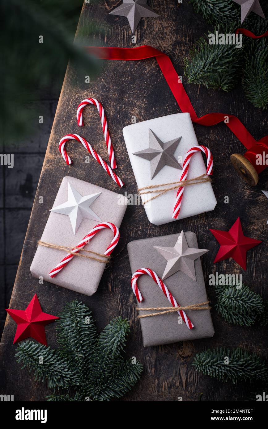 Confezione regalo di Natale con caramelle e stella. Foto Stock