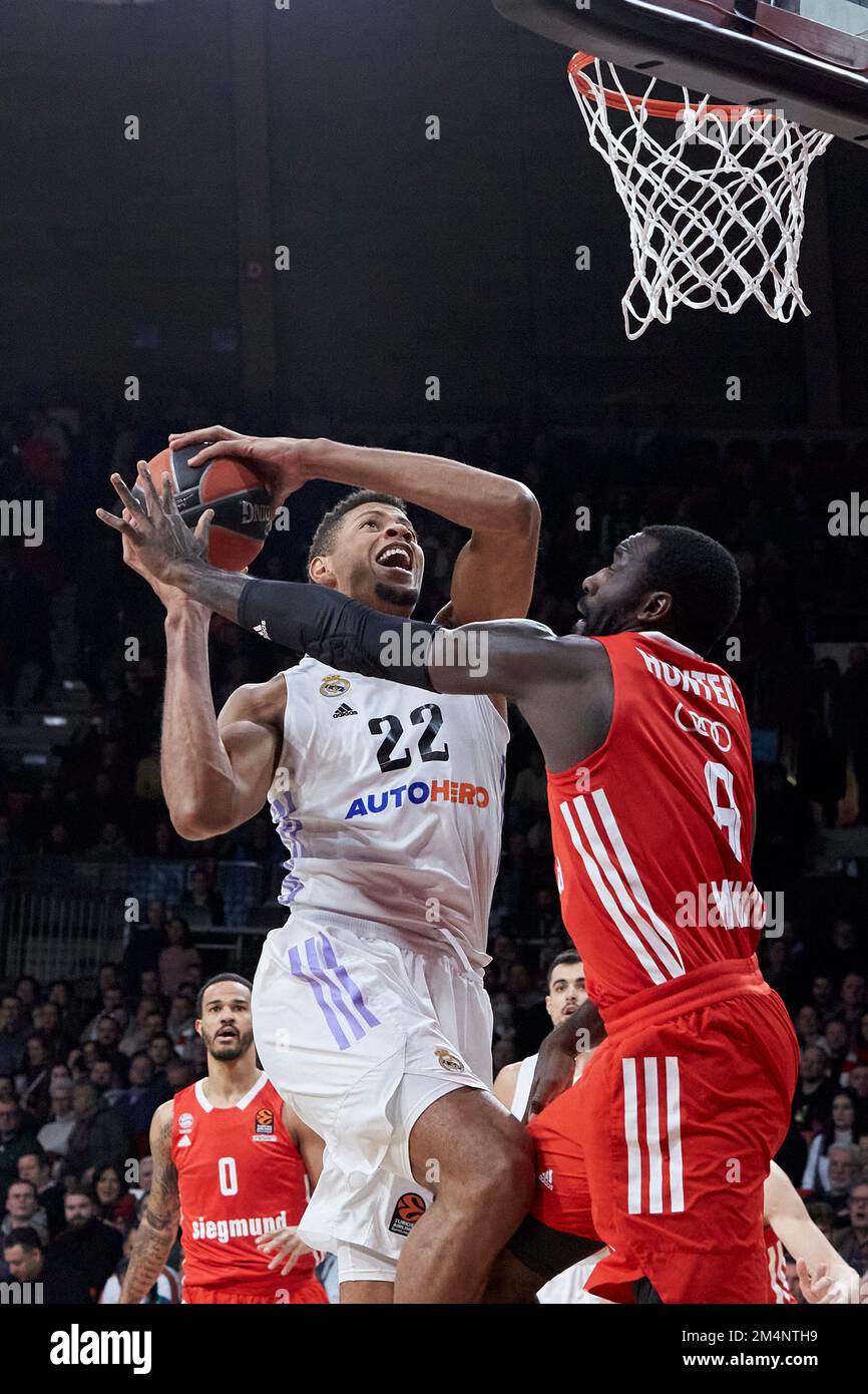 2022/23 Eurolega | FC Bayern München vs Real Madrid. v.l.n.r.: TAVARES Walter (Pallacanestro Real Madrid RMB22). HUNTER Othello (FC Bayern München FC Foto Stock