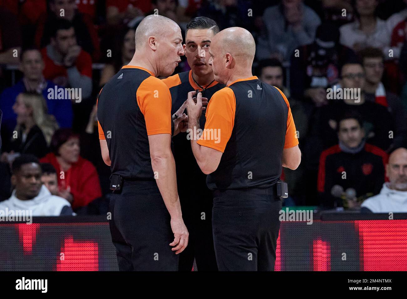 2022/23 Eurolega | FC Bayern München vs Real Madrid. v.l.n.r.: Boltauzer Matej (FIBA Referee). DIFALLAH Mehdi (FIBA Referee). SHEMESH Seffi (FIB Foto Stock