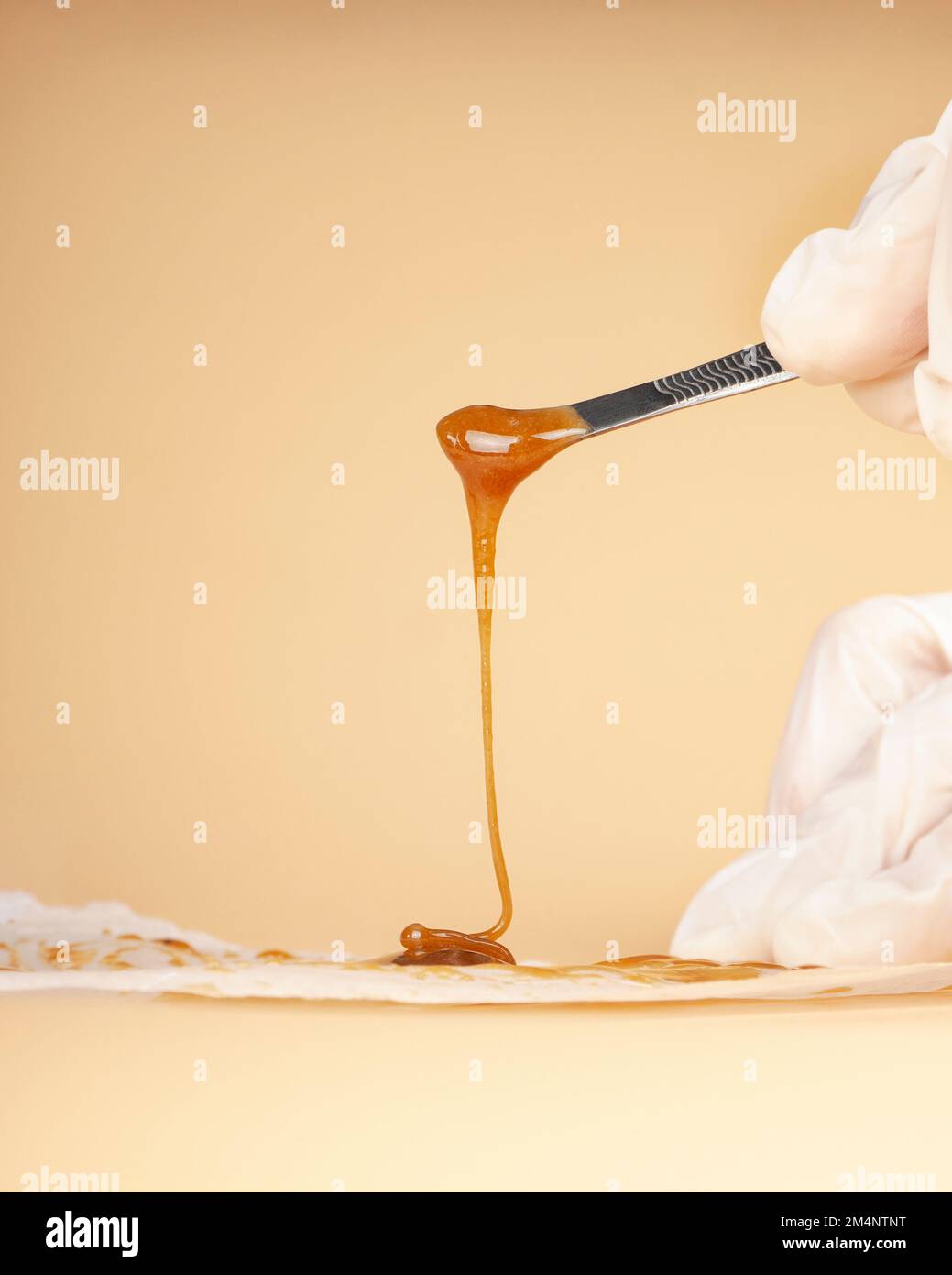 estratto di resina viva di cannabis per fumare fumo ad alta pietra, utensile dab e resina viva. Foto Stock