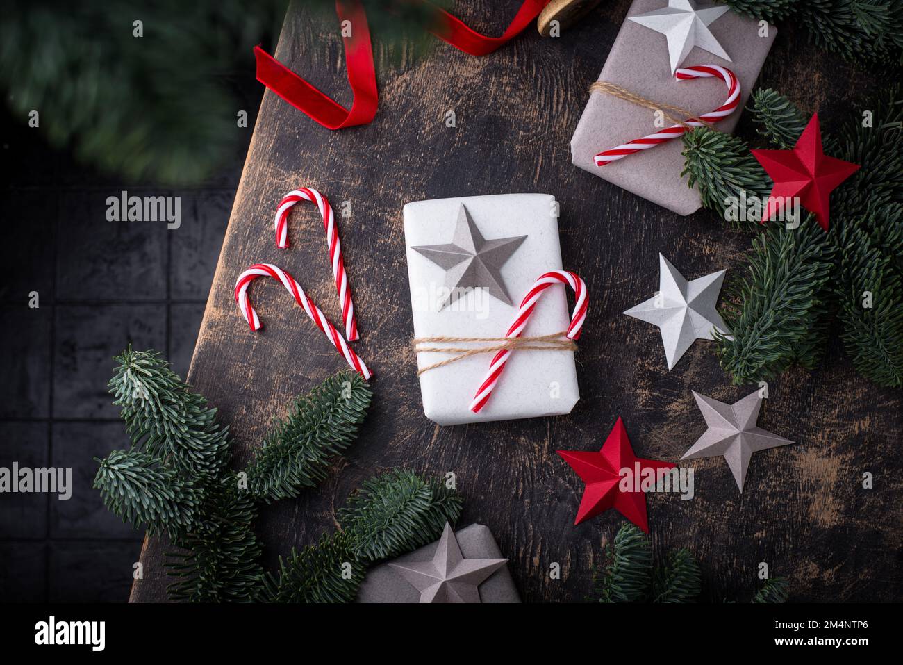 Confezione regalo di Natale con caramelle e stella. Foto Stock