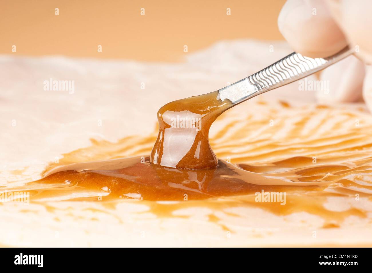 estratto di resina di cannabis per fumare fumo ad alta pietra, strumento dab e resina viva. Foto Stock