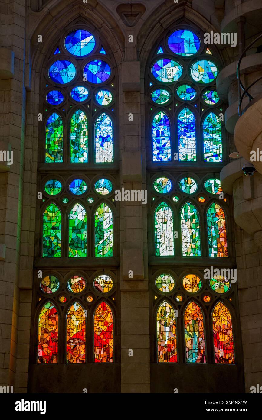 Interno della cattedrale della Sagrada Familia con vetrate colorate, Barcellona, Catalogna, Spagna Foto Stock