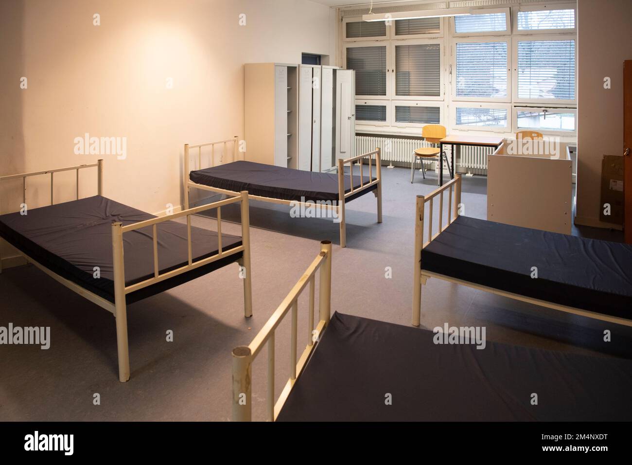 Berlino, Germania. 22nd Dec, 2022. Vista all'interno di una camera da letto di un edificio sul terreno della struttura di accoglienza iniziale dell'Ufficio statale per gli affari dei rifugiati (LAF) a Reinickendorf. Credit: Paul Zinken/dpa/Alamy Live News Foto Stock