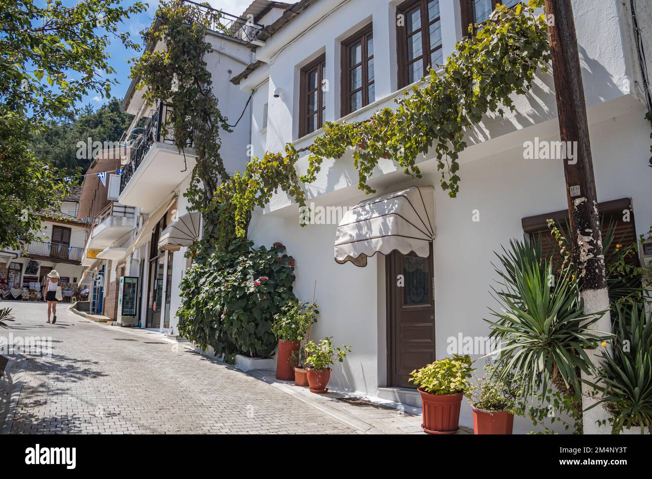 Tipiche stradine greche strette e architettura con case di campagna stile in un piccolo villaggio chiamato Potamia sull'isola di Thasos Foto Stock