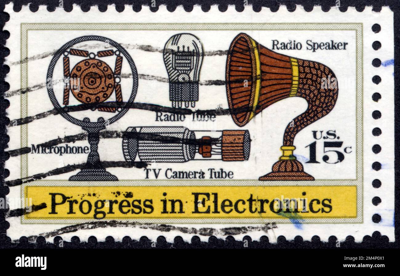 TIMBRE OBLITÉRÉ PROGRESSO NELL'ELETTRONICA. ALTOPARLANTE RADIO. TUBO RADIO. MICROFONO. TUBO TELECAMERA TV. US .15 C. Foto Stock