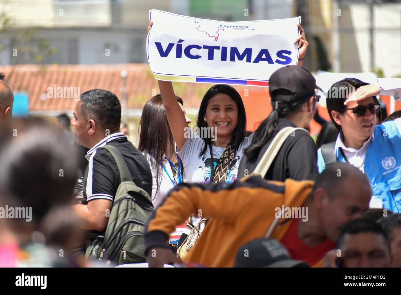 Una persona è in possesso di un segno che legge le vittime durante l'insediamento dei colloqui di pace regionali in Colombia a Pasto, Narino, 19 novembre 2022. Foto di: Camilo Erasso/Long Visual Press Foto Stock