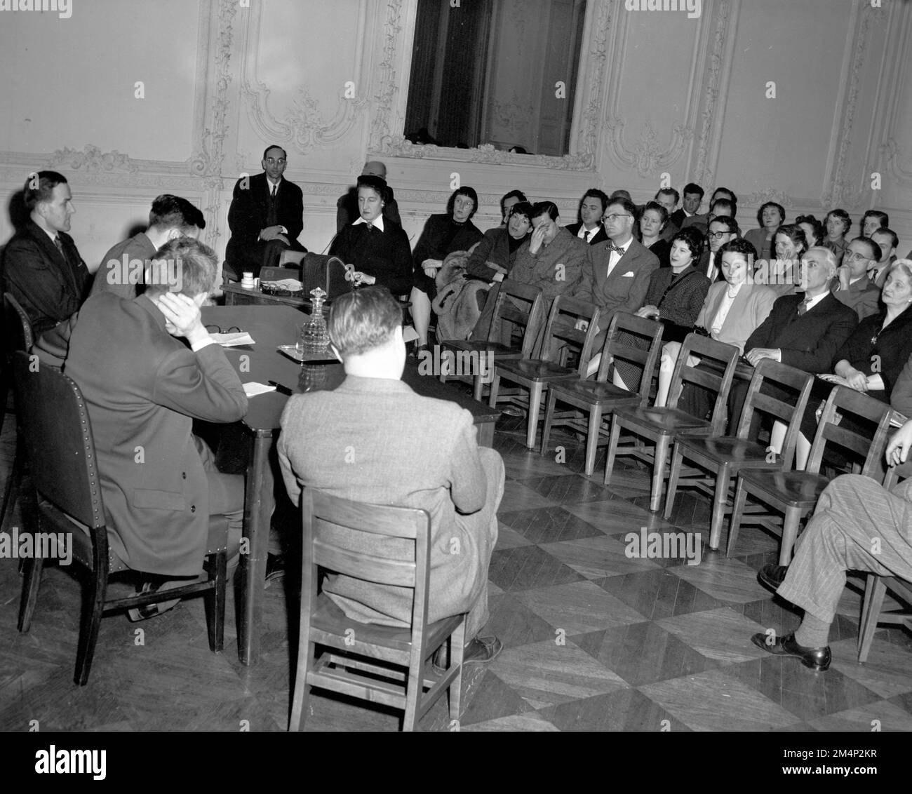 Gli studenti Fulbright ascoltano la discussione sulla politica francese. Fotografie dei programmi di Marshall Plan, mostre e personale Foto Stock