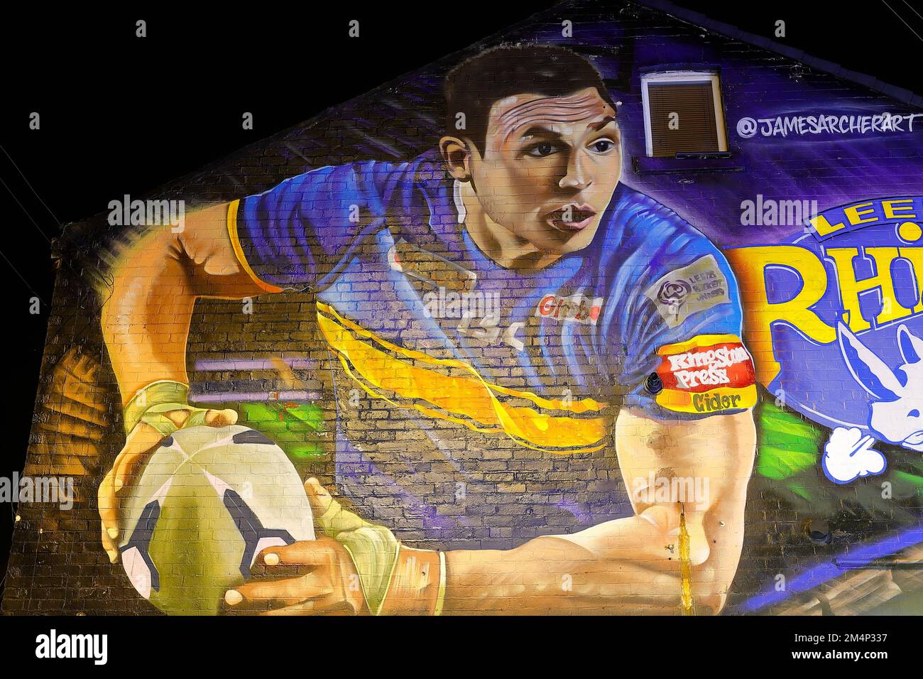 Un murale di Sir Kevin Sinfield, giocatore di Leeds Rhinos, su un'estremità a timpano nell'area di Headingley a Leeds. Creato dall'artista James Archer Foto Stock