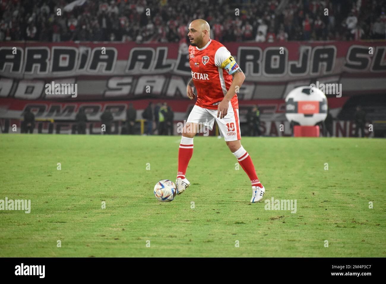 La squadra di leage della Colombia Santa Fe saluta il giocatore di calcio argentino Omar Sebastian Perez allo stadio El Campin di Bogota, Colombia, 10 dicembre 2022. Foto di: Cristian Bayona/Long Visual Press Foto Stock