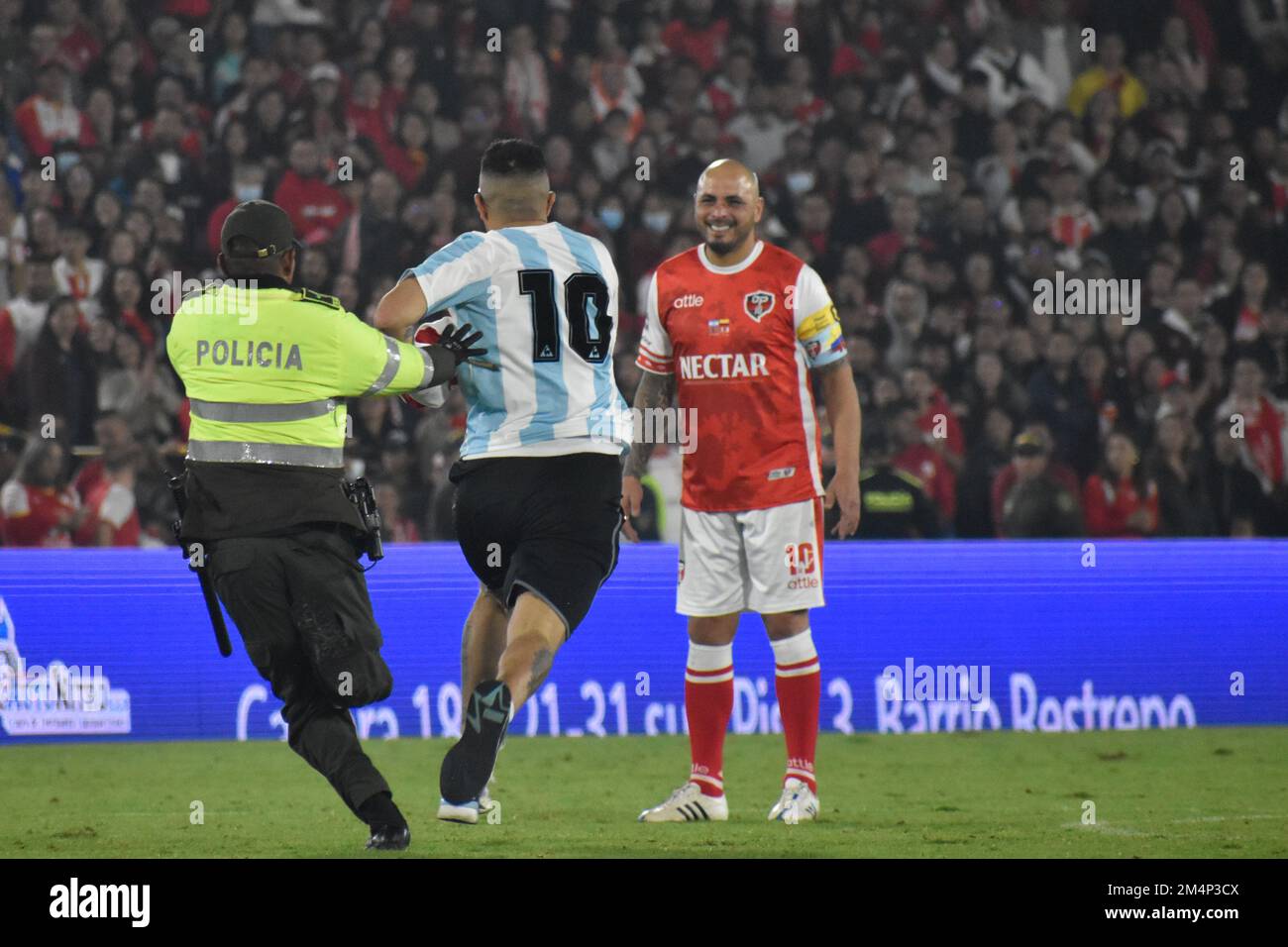 Un fan corre con una maglia argentina verso il giocatore Omar Perez durante la squadra di leage Santa Fe saluta il giocatore argentino di calcio Omar Sebastian Perez allo stadio El Campin di Bogotà, Colombia, 10 dicembre 2022. Foto di: Cristian Bayona/Long Visual Press Foto Stock