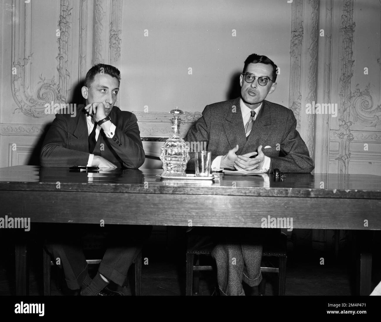 Gli studenti Fulbright ascoltano la discussione sulla politica francese. Fotografie dei programmi di Marshall Plan, mostre e personale Foto Stock