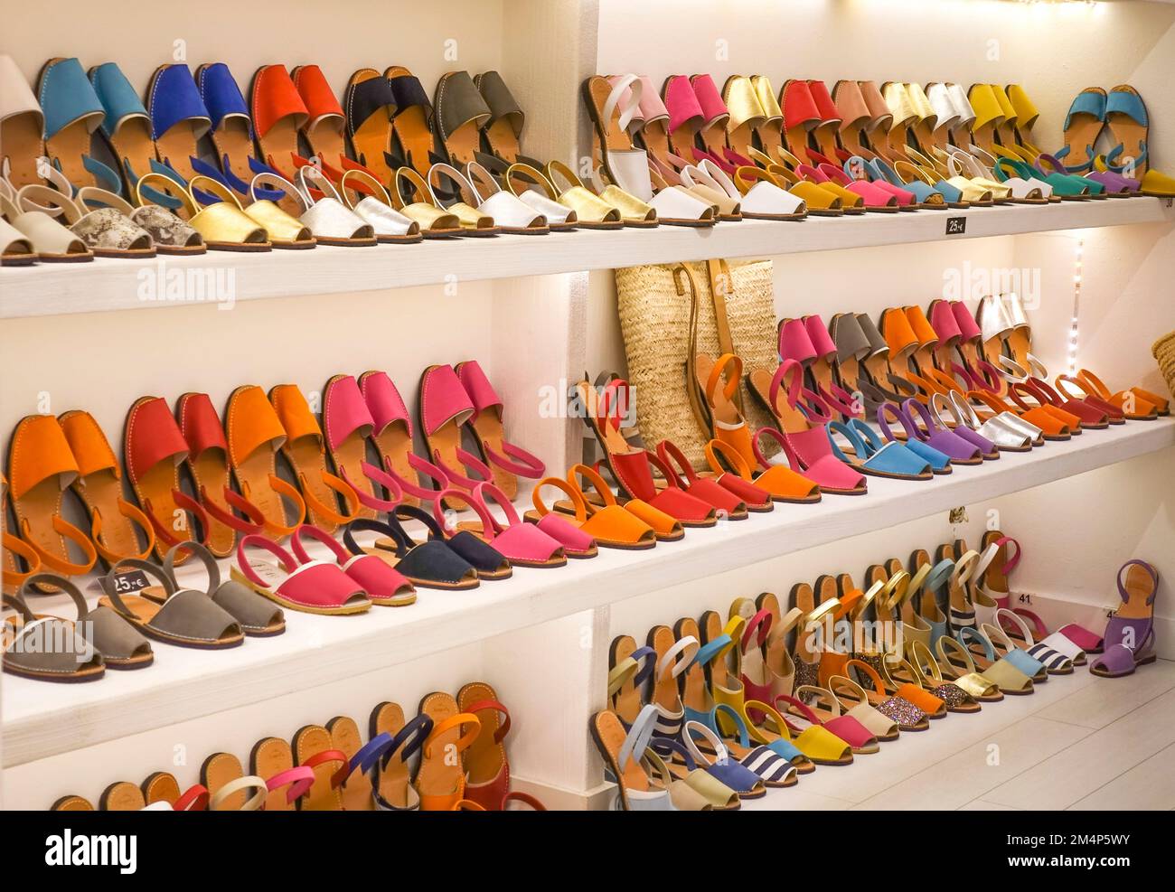 Scarpe tipiche, avarques, Esprilles, in mostra un negozio di scarpe a Ciutadella. Minorca. Isole Baleari. Spagna Foto Stock