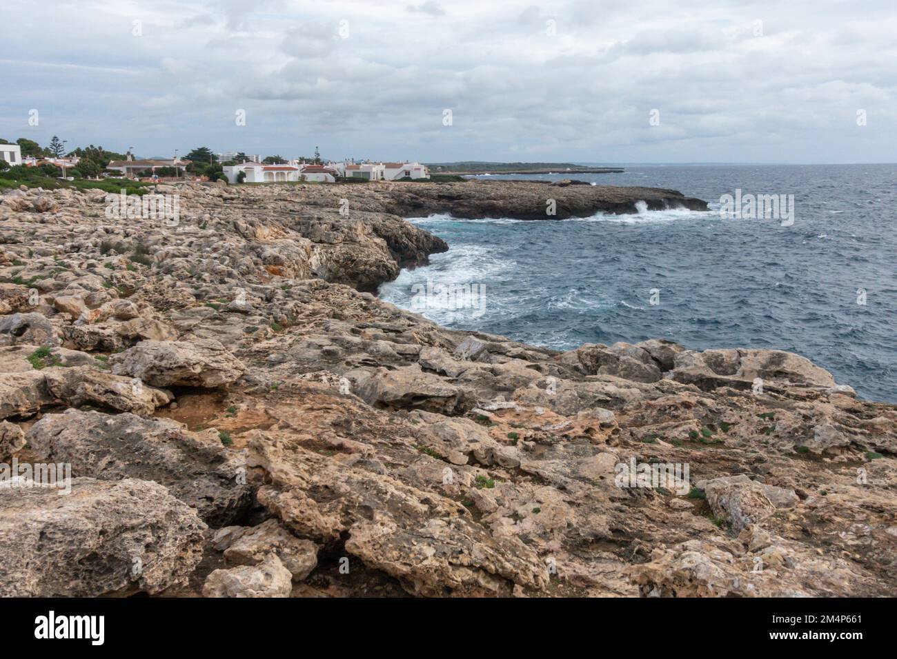 Scogliera rocce costa occidentale di Minorca, isole Baleari, Spagna. Foto Stock