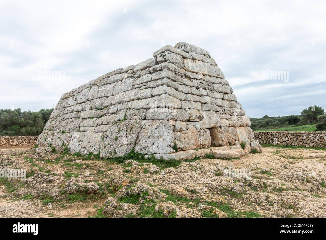 NAVETA d'es Tudons, o NAVETA di es Tudons, tomba preistorica da camera sull'isola di Minorca, isole Baleari, Spagna. Foto Stock