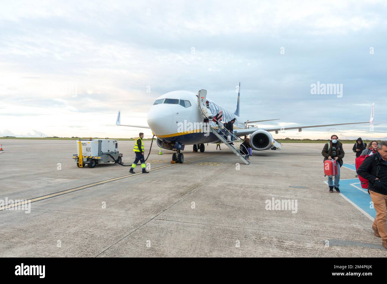 I viaggiatori che partono dall'aereo Ryanair sull'aeroporto di Mahon, Mao, sulle isole Baleari, Minorca Spagna. Foto Stock