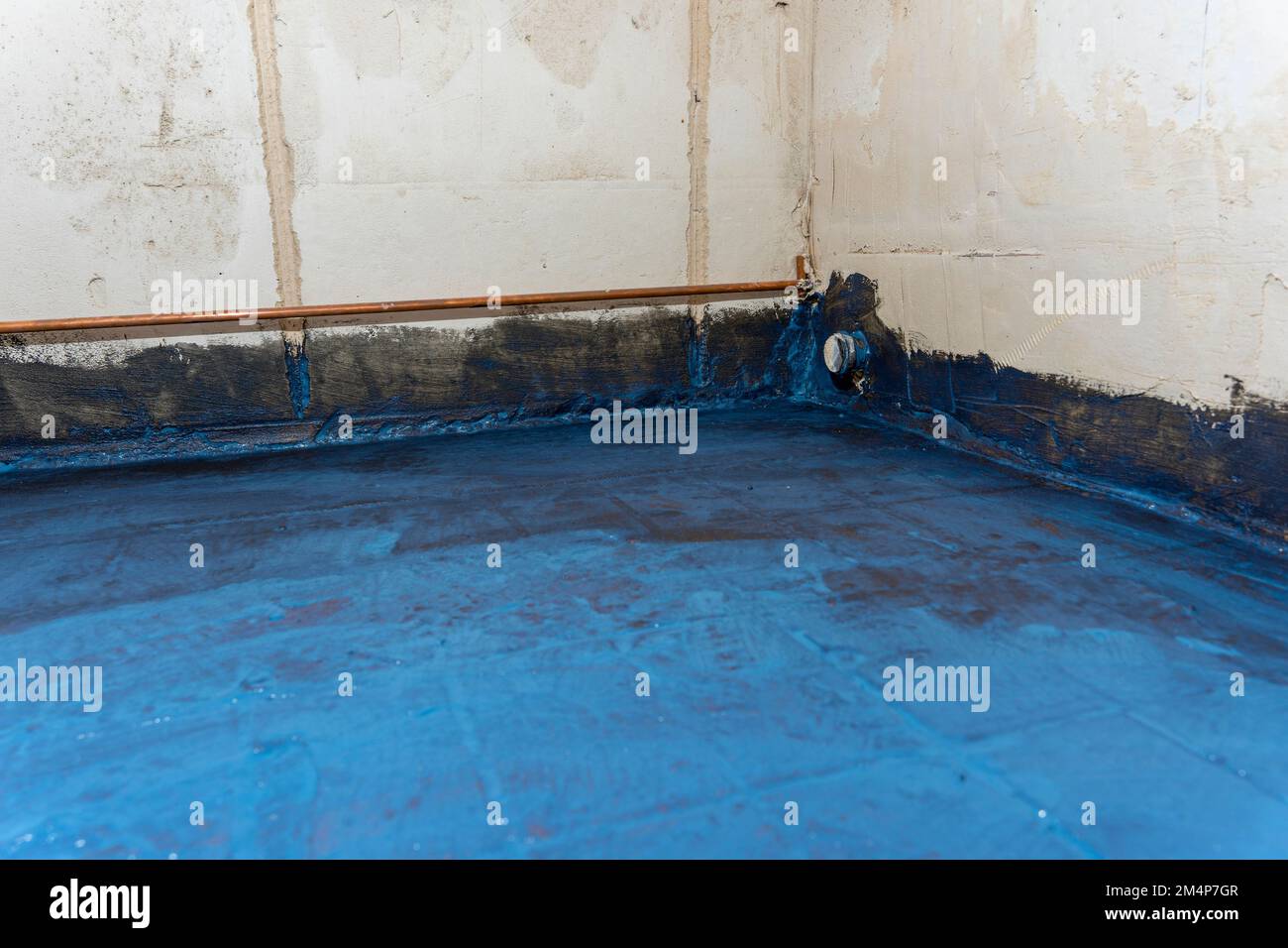 Impermeabilizzazione del bagno. malta impermeabilizzante. Ristrutturazione domestica Foto Stock