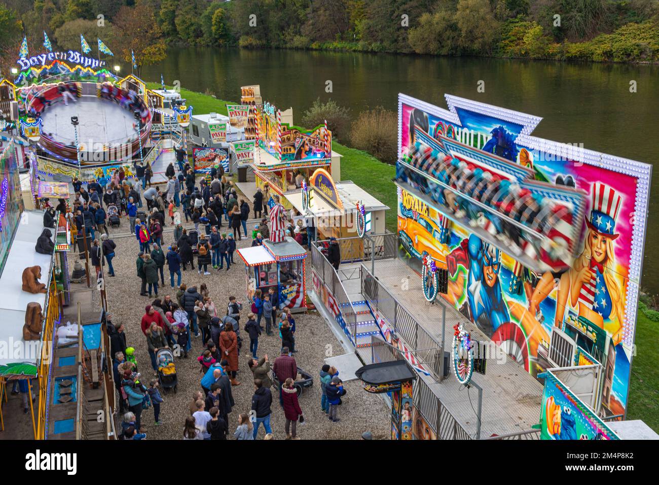 Neckargemuend, Germania: 6 novembre 2022: Una piccola fiera locale nel sud della germania con giostre, bancarelle di cibo e bevande Foto Stock