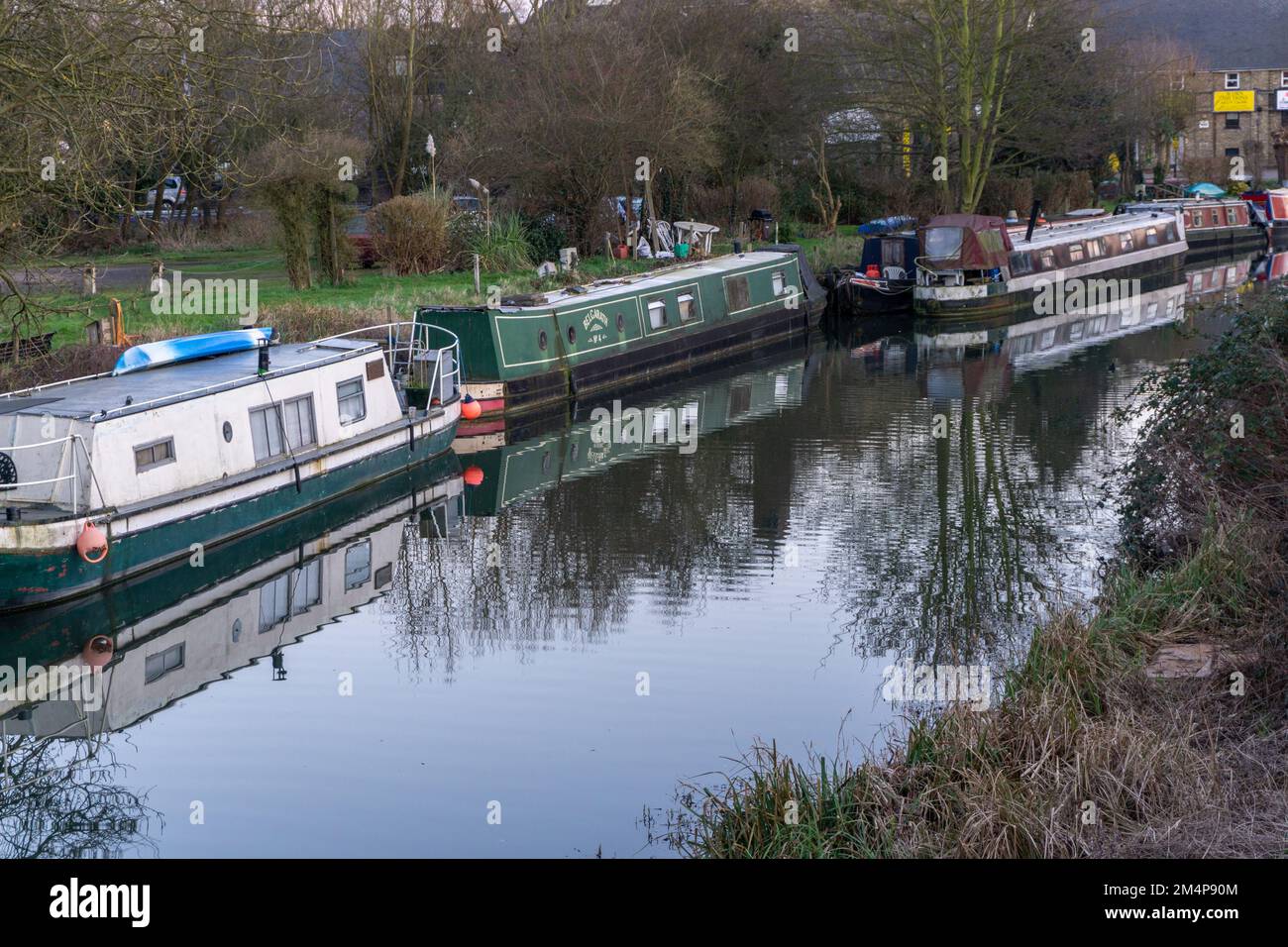 Le barche fluviali si sono allineate sulla stort di fiume in inverno a Sawbridgeworth, Essex, Regno Unito Foto Stock
