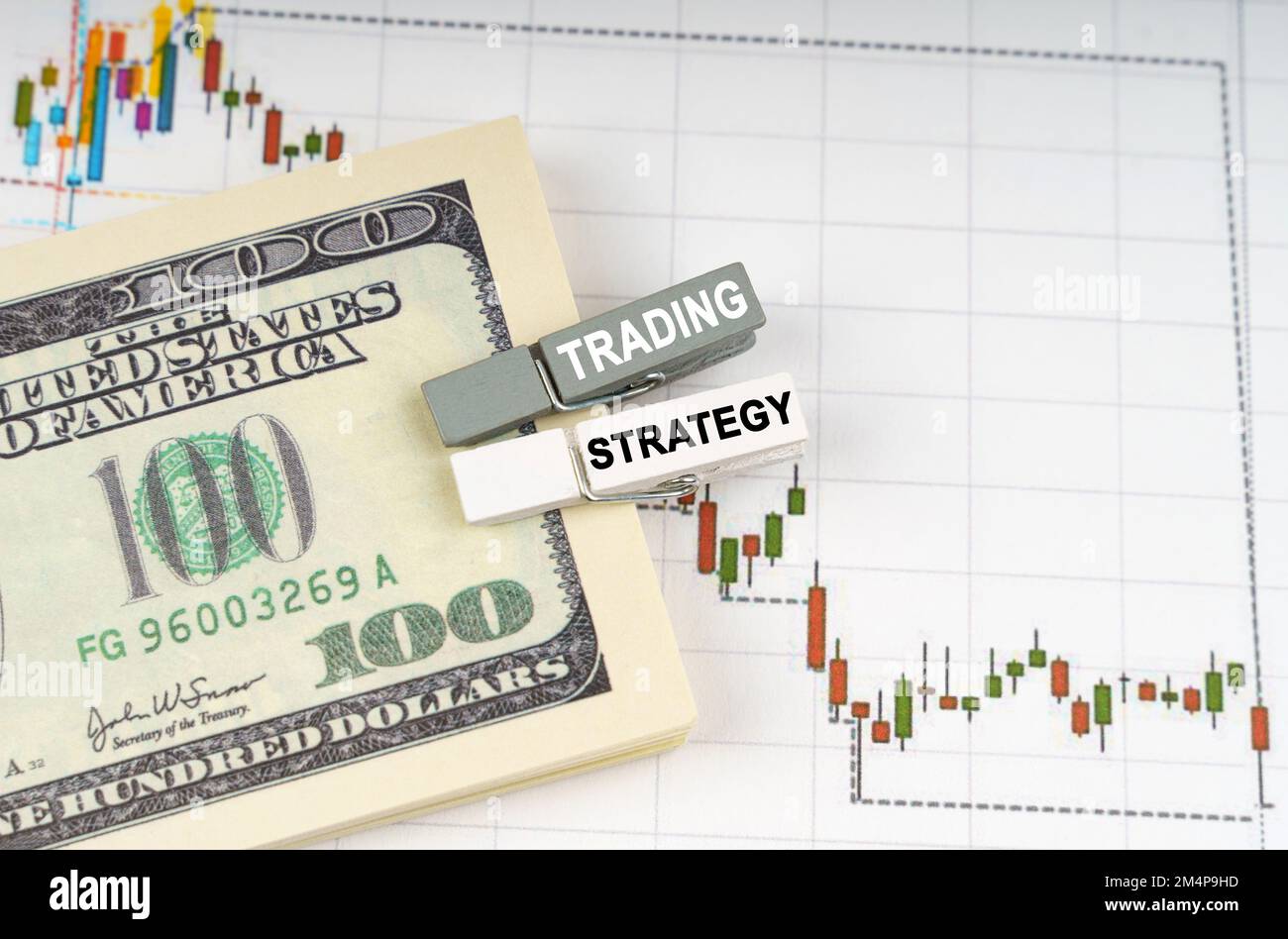 Concetto aziendale. Sulle tabelle delle citazioni sono i dollari, i clothespins con l'iscrizione - strategia commerciale Foto Stock