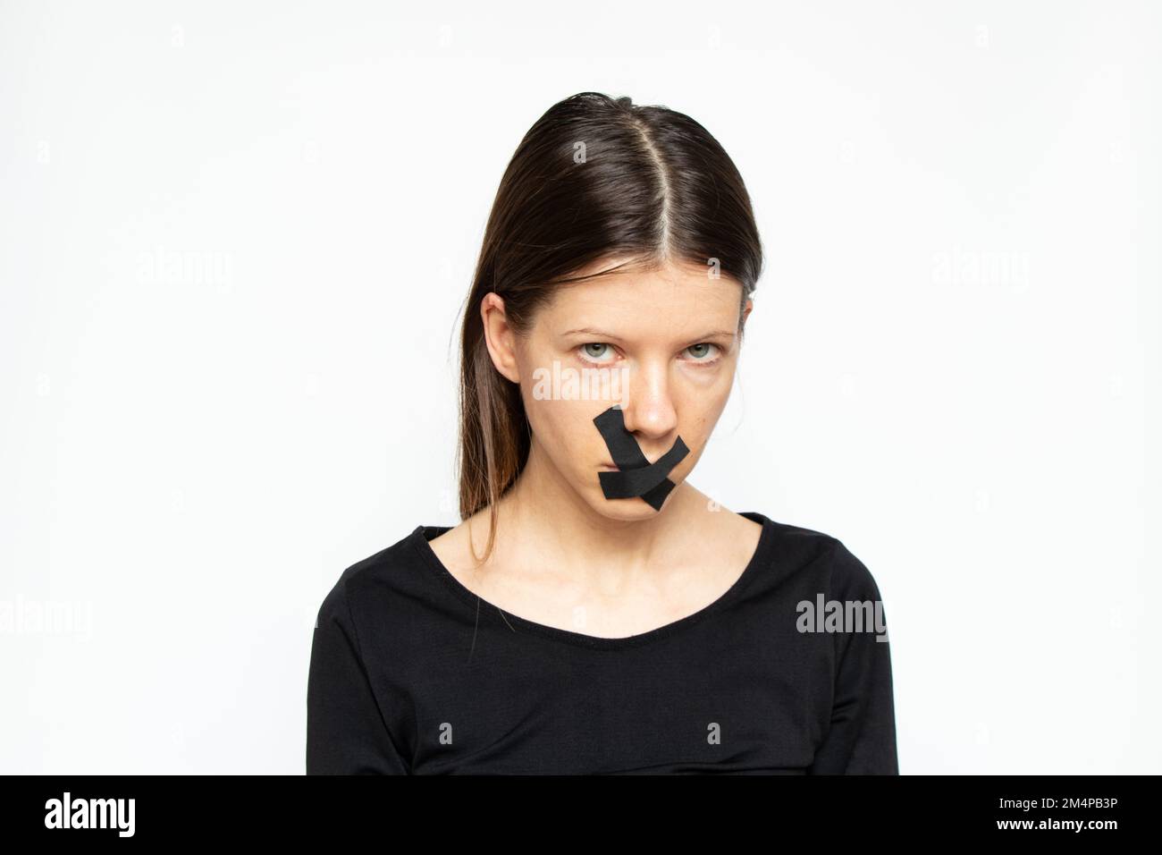 Ragazza con la bocca sigillata su sfondo isolato, mantenere tranquilla e non dire nulla, segreto Foto Stock