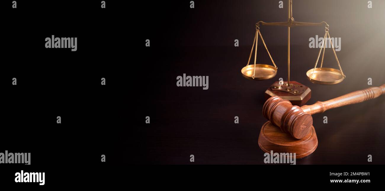 Gavel del giudice e scala di peso. Diritto e sistema giudiziario. Foto Stock