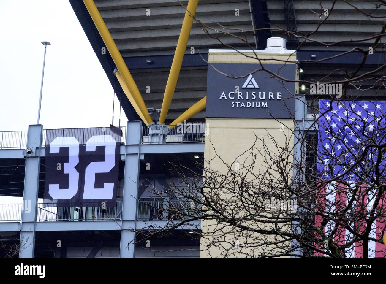 Pittsburgh, Stati Uniti. 22nd Dec, 2022. Il Pittsburgh Steelers appende il suo #32 dallo stadio di Acrisure dopo la sua morte improvvisa all'età di 72 anni, il 22 dicembre 2022 a Pittsburgh. Franco Harris è morto martedì sera pochi giorni prima che i Pittsburgh Steelers ritirino il suo numero e festeggino il 50th° anniversario dell'Immacolata accoglienza. Foto di Archie Carpenter/UPI Credit: UPI/Alamy Live News Foto Stock