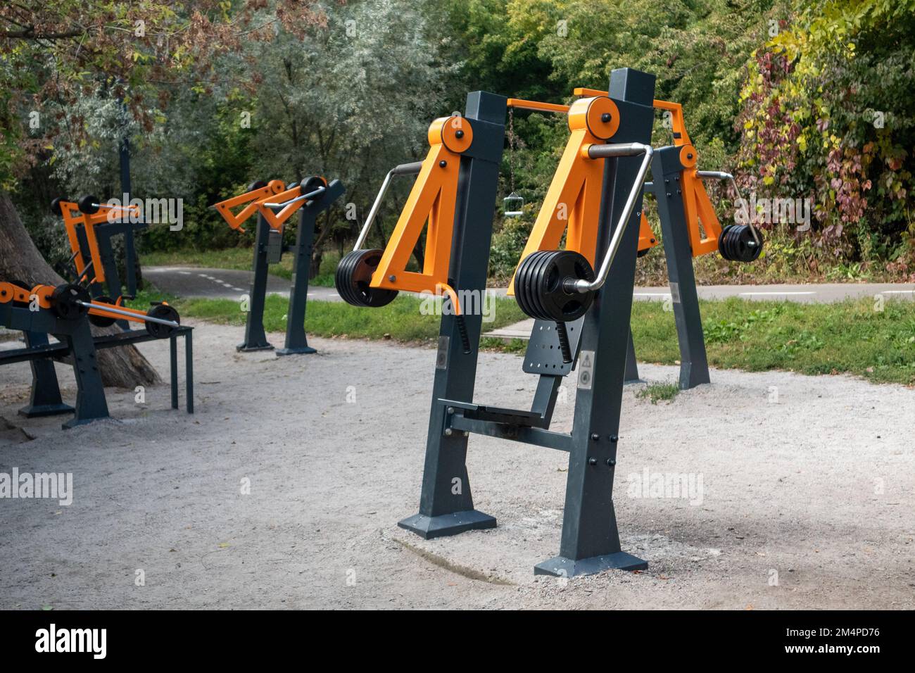 Campo sportivo all'aperto con attrezzature per l'allenamento dei pesi nel parco cittadino. Spazio comunale per gli allenamenti nella verde area ricreativa Foto Stock