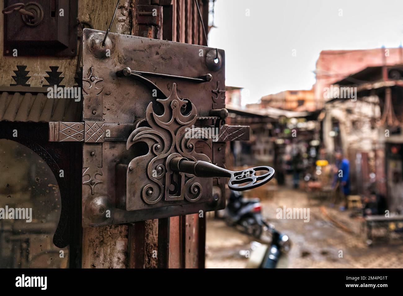 La chiave è nella serratura, fatta a mano, tradizionale ferro battuto orientale con ornamenti, foto simbolo, accesso, criptato, chiuso a chiave, souk a Marrakech, Marocco Foto Stock