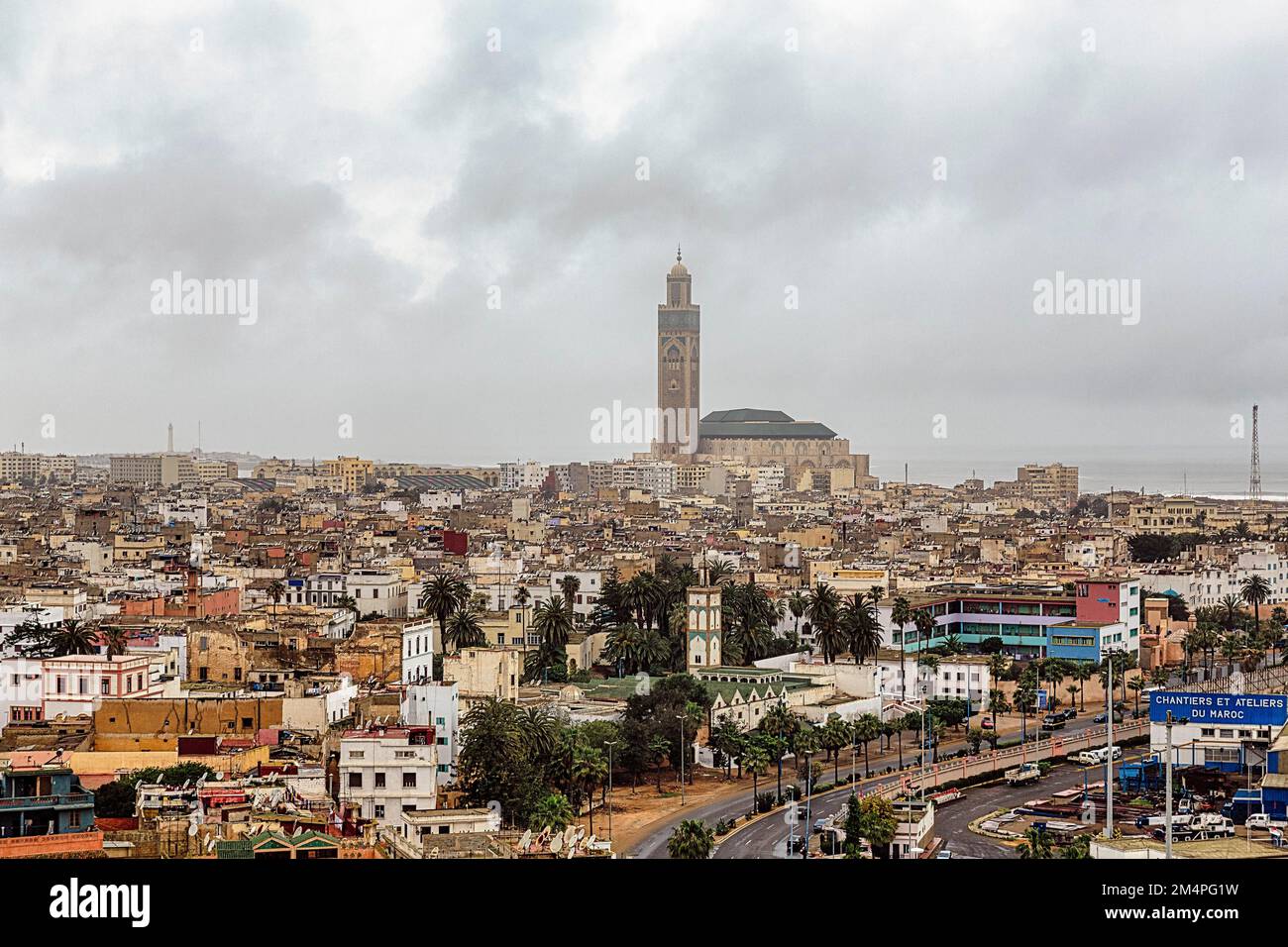 Skyline di Casablanca, vista panoramica con la moschea di Hassan II, punto di riferimento, tempo da sogno, vista dall'alto, Casablanca, Marocco Foto Stock