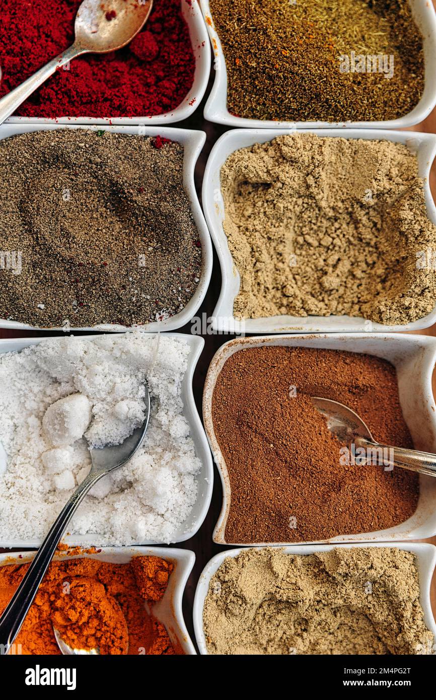 Spezie varie, miscele di spezie in ciotole, lezione di cucina, primo piano, Marrakech, Marocco Foto Stock