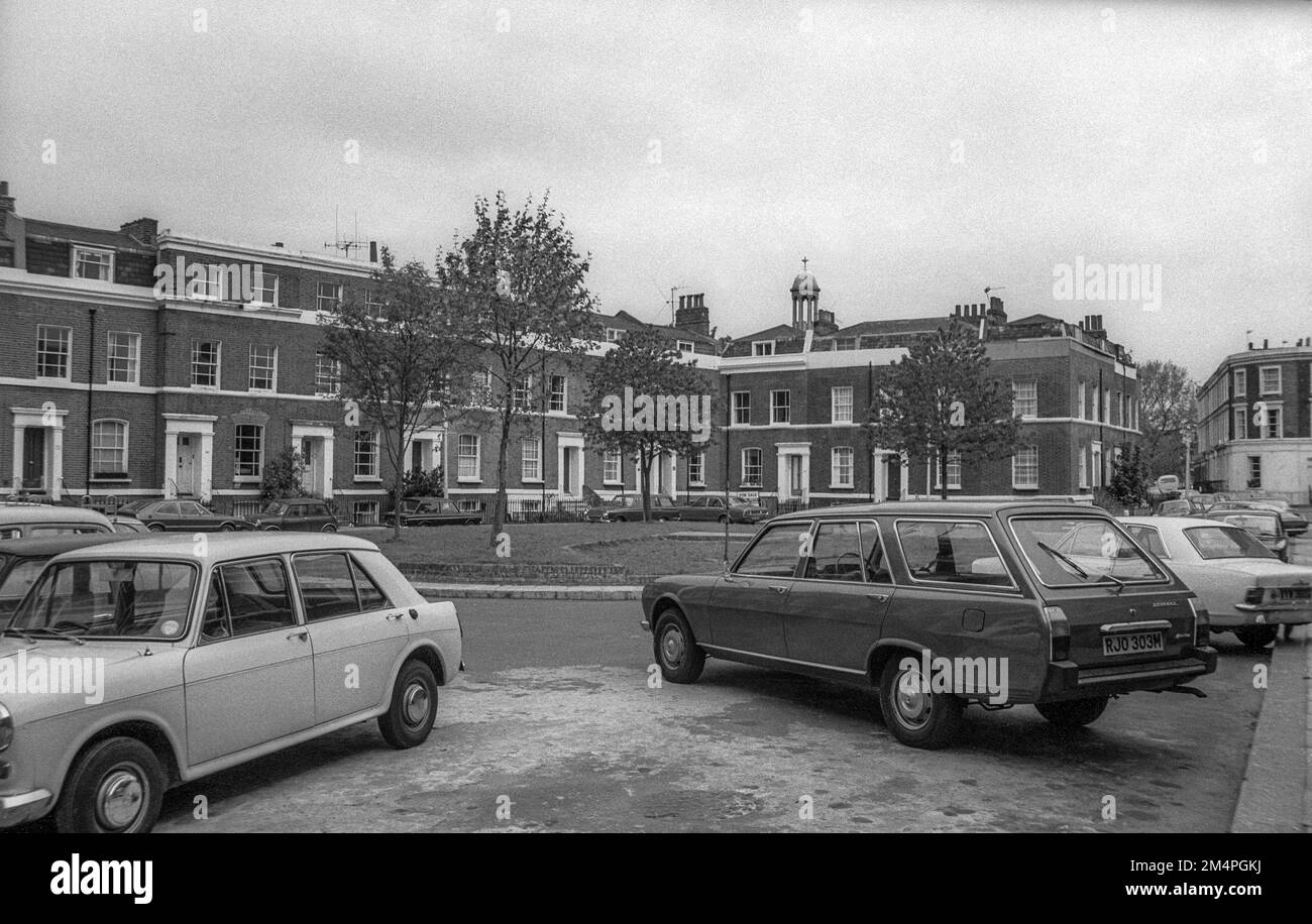 Archivio 1975 Fotografia delle auto parcheggiate nei Giardini di Hannover nella zona di Kennington Oval di Lambeth. La piazza fu sviluppata intorno al 1850 dal costruttore di Islington John Glenn. Si trova all'interno della St Marks Conservation Area. Foto Stock